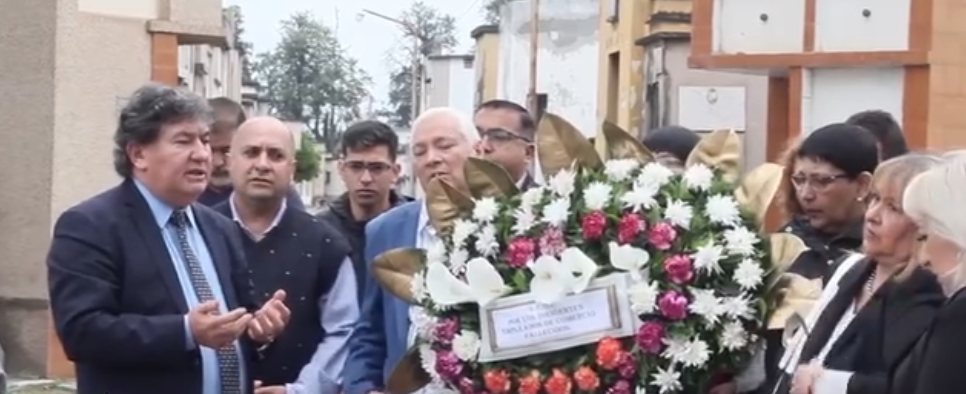 Ofrenda florar en honor a los ex dirigentes fallecidos.