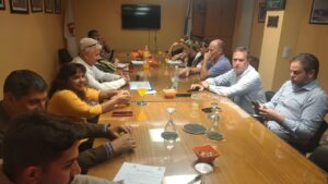 Reunión para acordar los horarios de atención en el comercio.