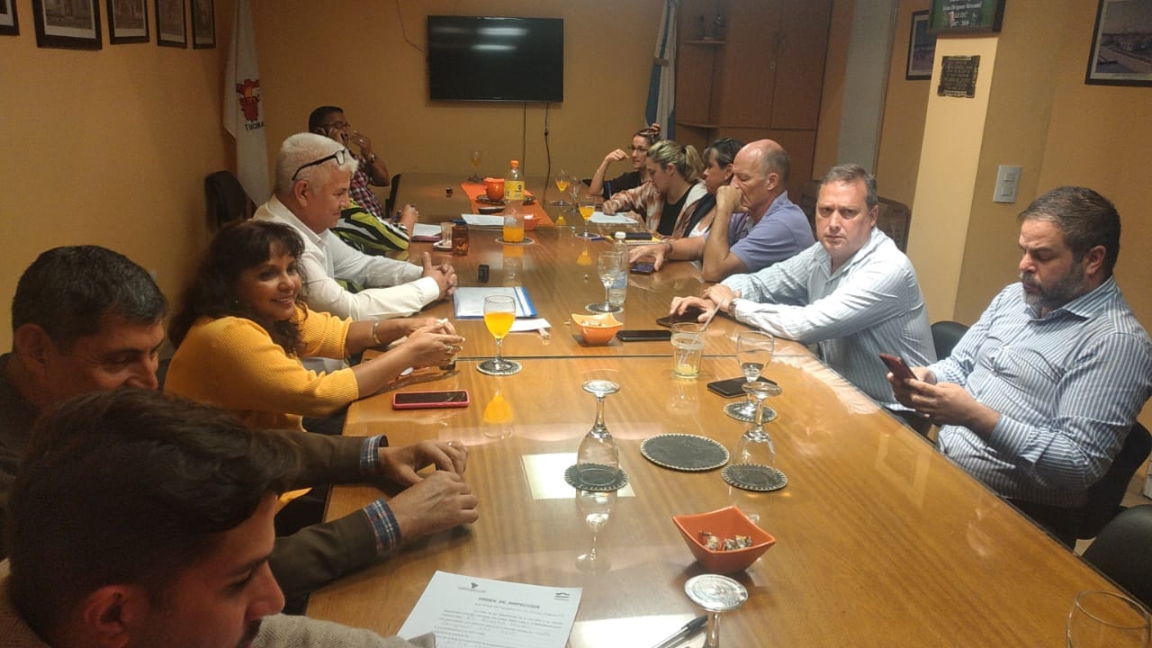 Reunión para acordar los horarios de atención en el comercio.